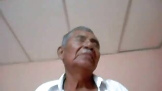 Lasciata sola, la madre tira nonne molto troie il clitoride con le mani