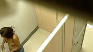 Con una gobba appuntita, il maschio nonne troie con giovani trafisse l'ano della bionda