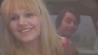 Cazzo di una ragazza dai capelli lunghi in un nonne troie porno bagno pubblico