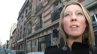 La ragazza si è inginocchiata e ha iniziato con la masturbazione del nonne porche cazzo