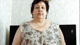In piedi alla pecorina sul divano, lei gode di un cazzo di cioccolato nonne troie nude