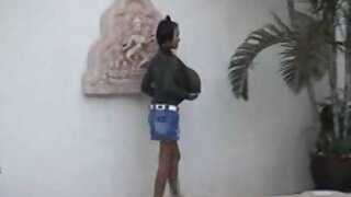 Il video porno vecchie troie ragazzo leccato il gambe di un sexy biondo pulcino