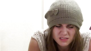 Una ragazza dai nonne puttane capelli bianchi mostra un pompino in primo piano