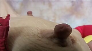Una ragazza con le gambe sottili vecchie troie nude succhiato il suo amante