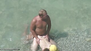 La bionda ha introdotto un enorme dildo nella figa, poi si è goduta il vecchie nonne troie cazzo