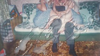 Il ragazzo si seppellì nella figa nonne super porche di sua madre e le leccò la fessura