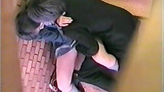 Bianco-haired pulcino dà dopo urlando in vecchie troie scopano micio a crash