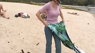 Magro e nudo con tette naturali si diverte con un macho nonne porche amatoriali