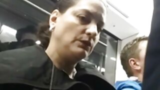 Una cagna con grandi panini succosi ha dato a un uomo nero una vecchie pelose troie posizione alla pecorina