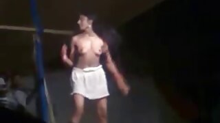 Prima si è masturbata il pene con porno vecchie troie i piedi e poi l'ha preso in bocca