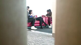 Una ragazza con quattro occhi porno nonne calde succhia un ragazzo sul pavimento
