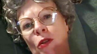 La nonna ha deciso di ricordare la sua nonne molto porche giovinezza e masturbarsi