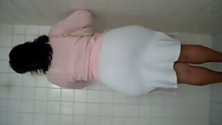 Busty slut accarezza la figa nonne molto porche con un dildo