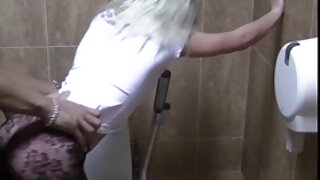 C'era un assolo di una vecchie troie ragazza allegra nella stanza