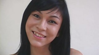 La bestia dai capelli scuri allarga le gambe e si masturba la sua figa vecchie troie in lingerie
