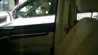Una signora con una fessura rasata nonne super porche allarga le gambe davanti al suo fidanzato