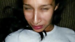 Il delinquente abilmente scopata un giovane ragazza con il aiuto di soldi vecchie tettone troie